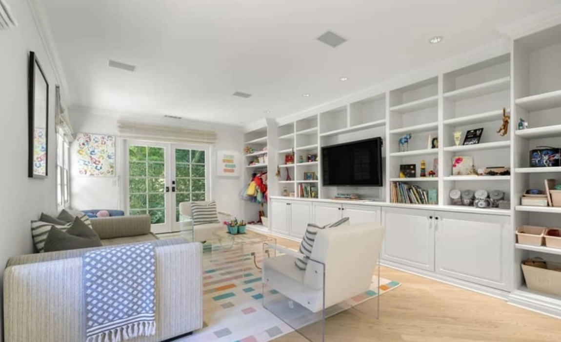 Así es la casa que ha vendido Katy Perry. La venta se ha realizado por 7,5 millones de dólares (unos 5,7 millones de euros al cambio), apenas unos 25.000 euros más de lo que pagó la artista por esta vivienda en 2018 y casi medio millón menos de lo que pedía por ella cuando la lanzó al mercado allá por octubre de 2020.