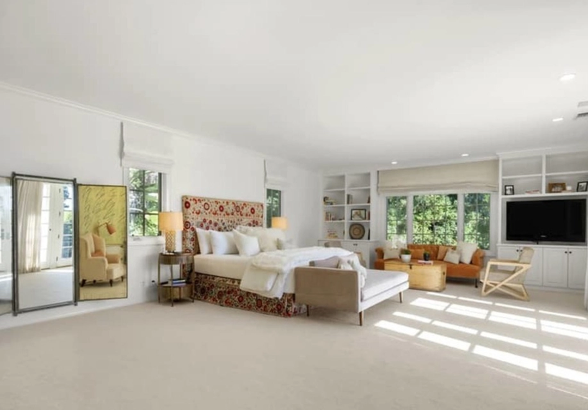 Así es la casa que ha vendido Katy Perry. La vivienda cuenta con cuatro dormitorios, cuatro cuartos de baño completos y un aseo. La suite principal ocupa el segundo piso por completo y dispone de un baño estilo spa, zona de estar, una terraza privada con unas privilegiadas y relajantes vistas y un vestidor.