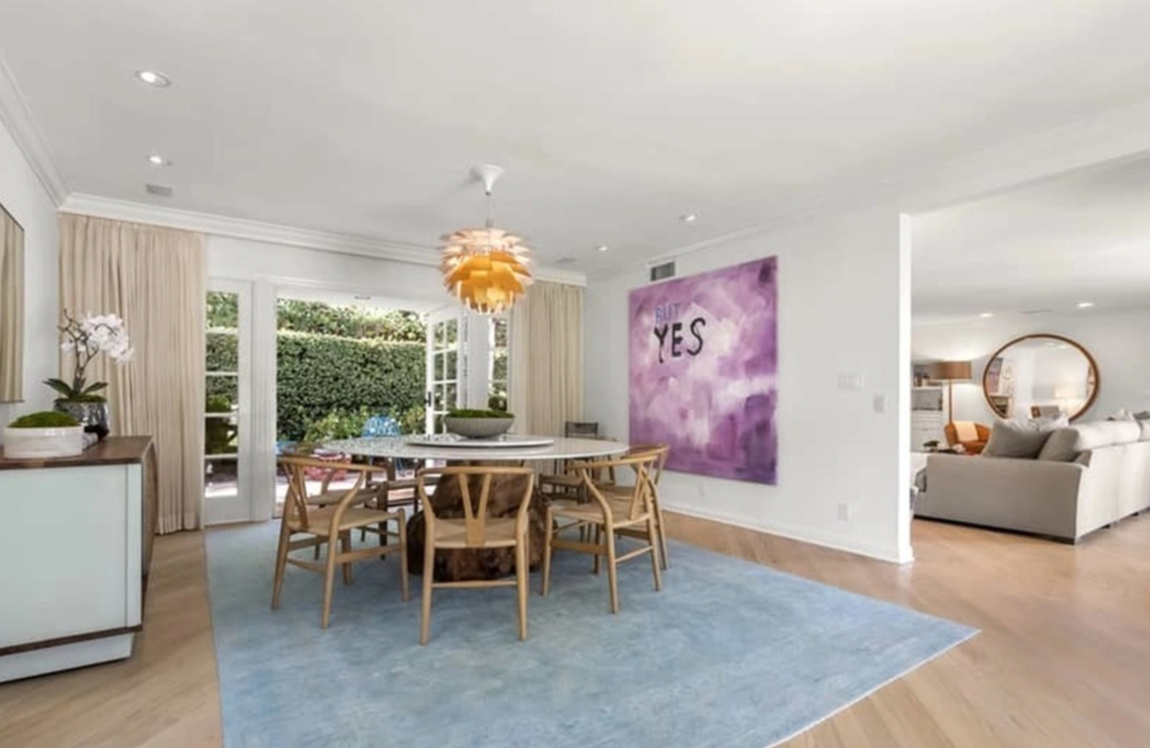 Así es la casa que ha vendido Katy Perry. La decoración de la propiedad es bastante zen, con tonos claros y exquisitas obras de arte, todo lo contrario a lo que la artista muestra con su excéntrico fondo de armario. Dispone, también, de grandes ventanales que permiten el paso de la luz y suelos de parqué.