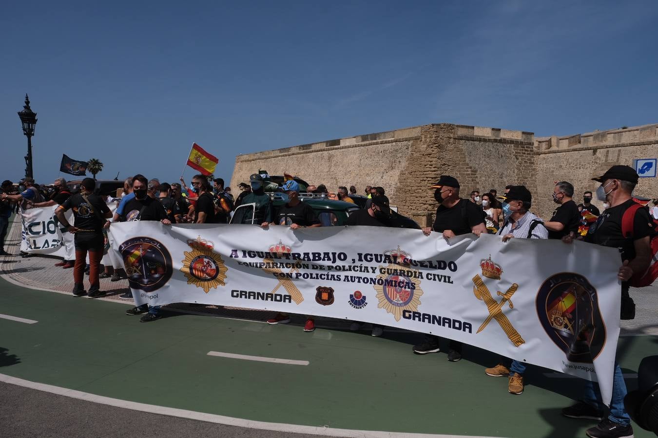 FOTOS: Jusapol vuelve a salir a la calle en Cádiz para pedir más medios