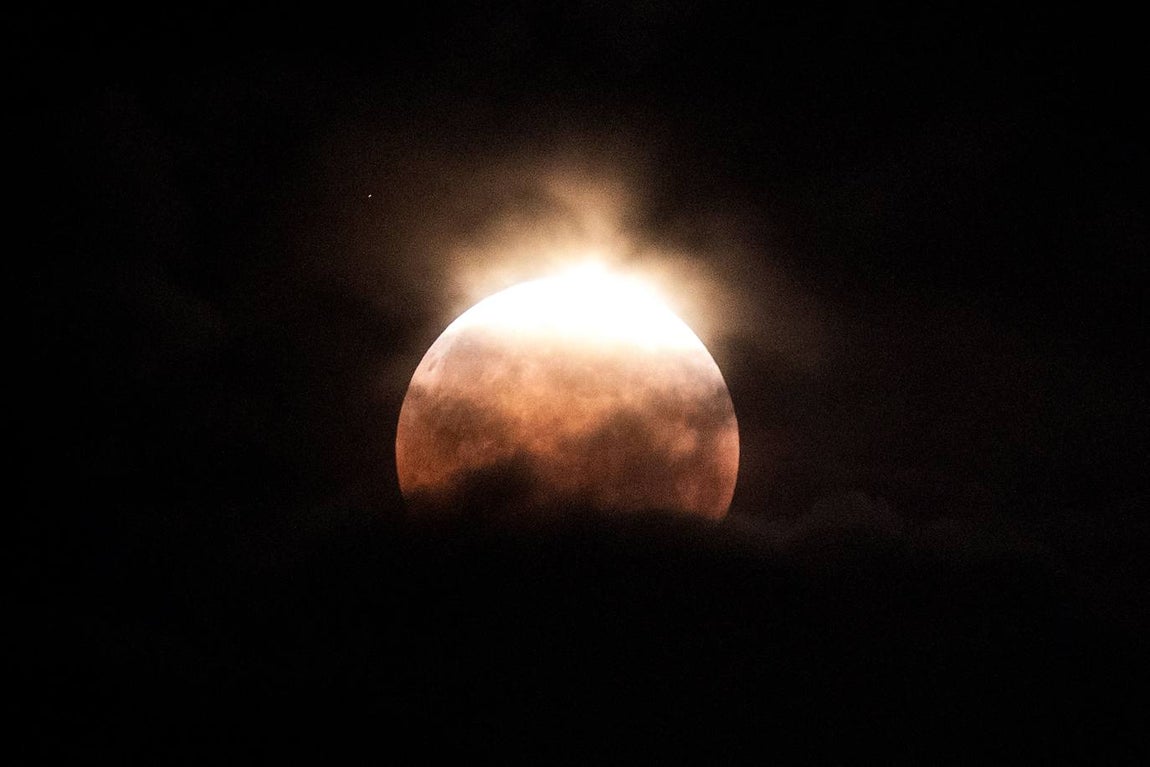 Superluna vista desde Los Ángeles. 