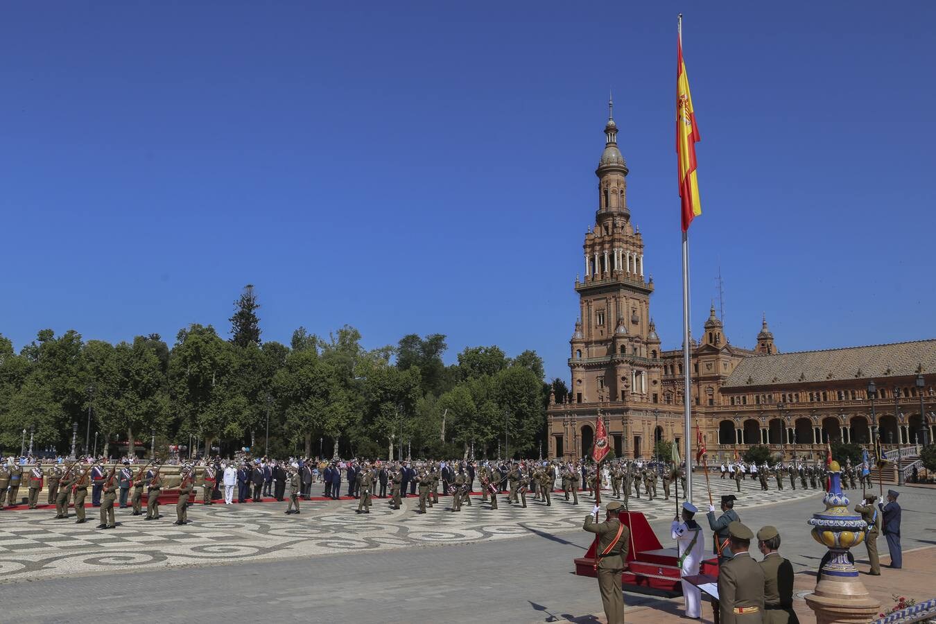 Izado de la bandera en la Plaza de España