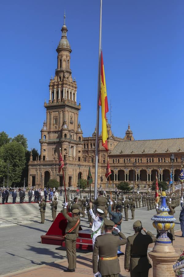 Izado de la bandera en la Plaza de España