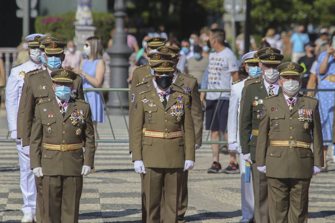 Izado de la bandera en la Plaza de España