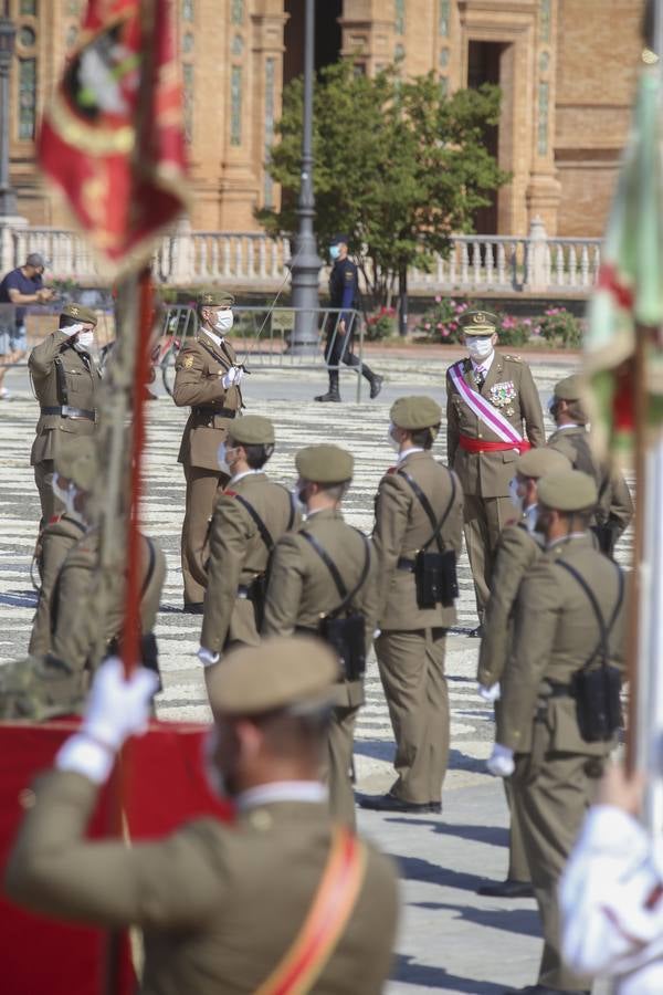 Izado de la bandera en la Plaza de España