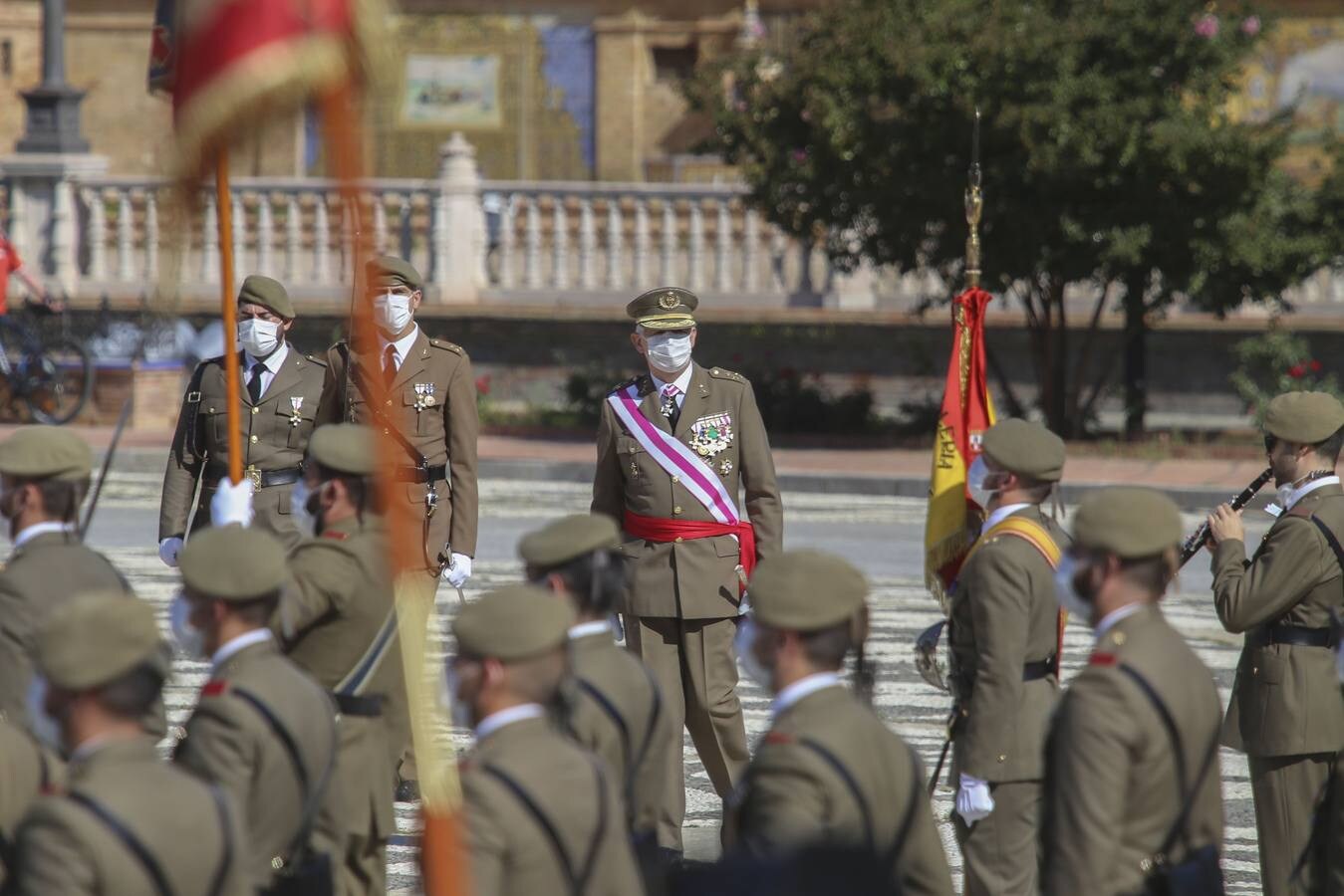 Izado de la bandera en la Plaza de España