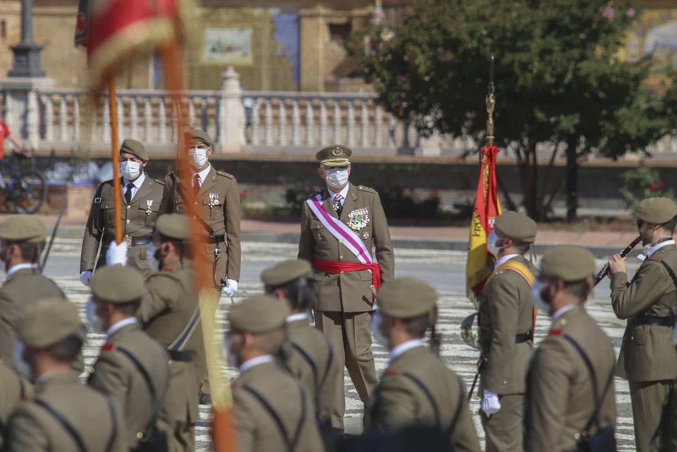 Izado de la bandera en la Plaza de España