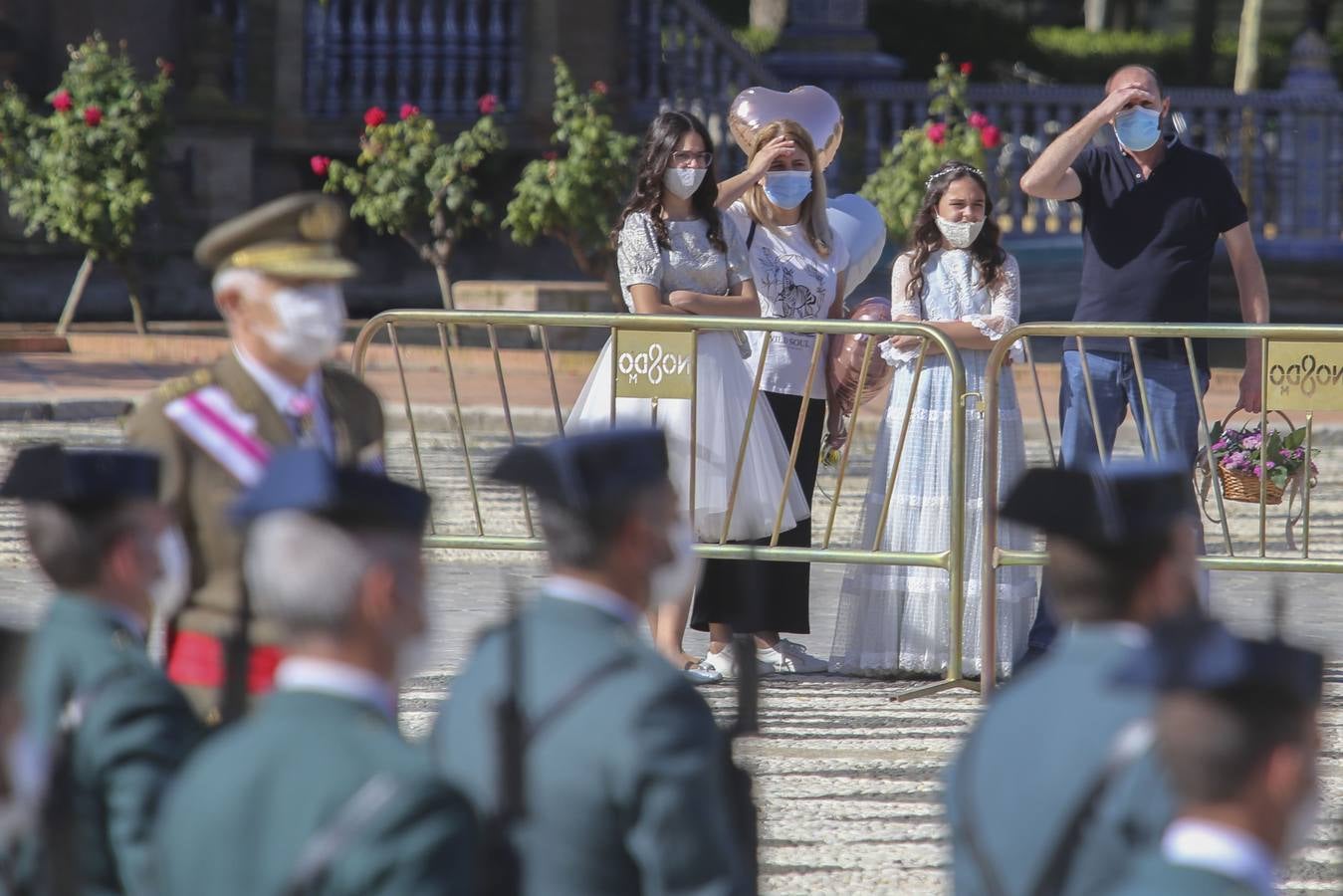 Izado de la bandera en la Plaza de España