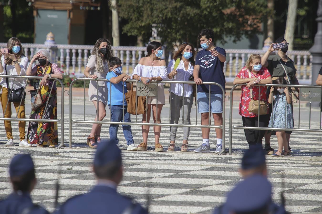 Izado de la bandera en la Plaza de España