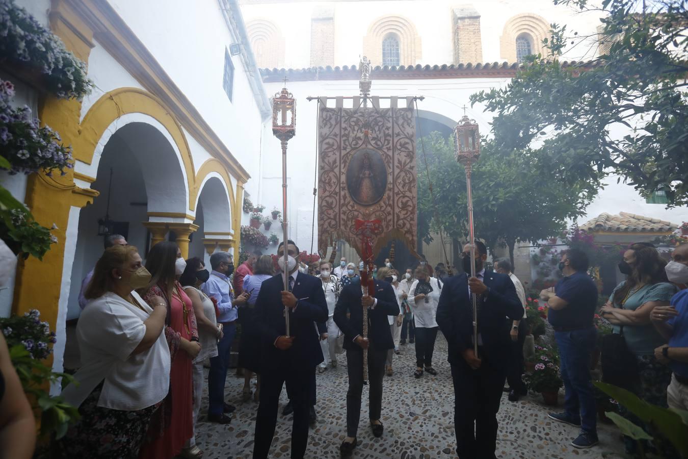 El simpecado del Rocío recupera las calles de Córdoba, en imágenes