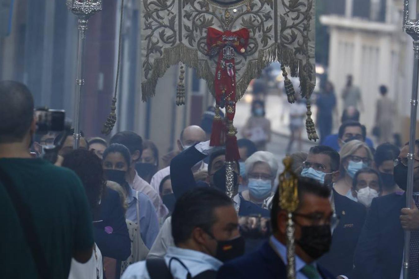 El simpecado del Rocío recupera las calles de Córdoba, en imágenes