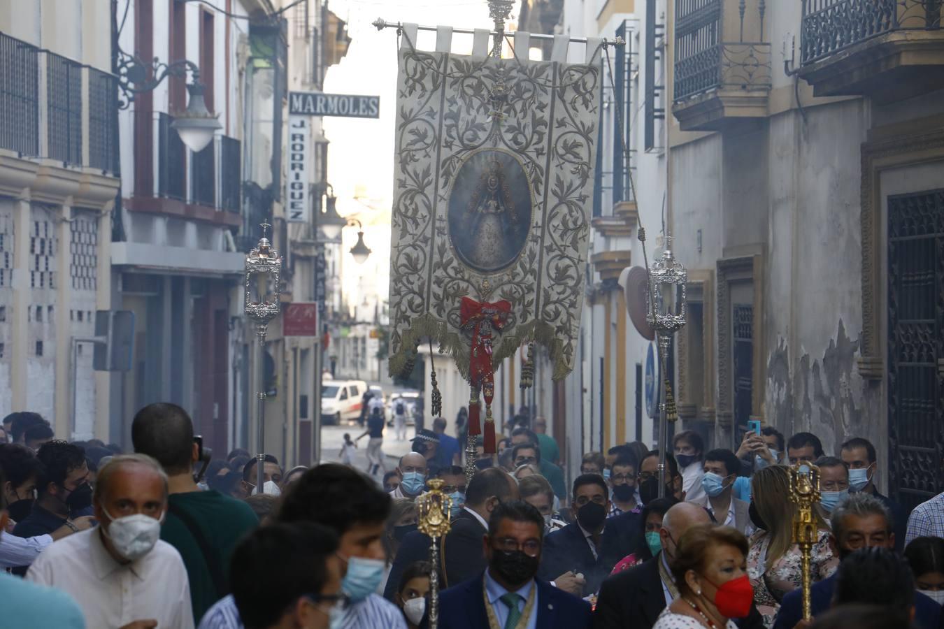 El simpecado del Rocío recupera las calles de Córdoba, en imágenes