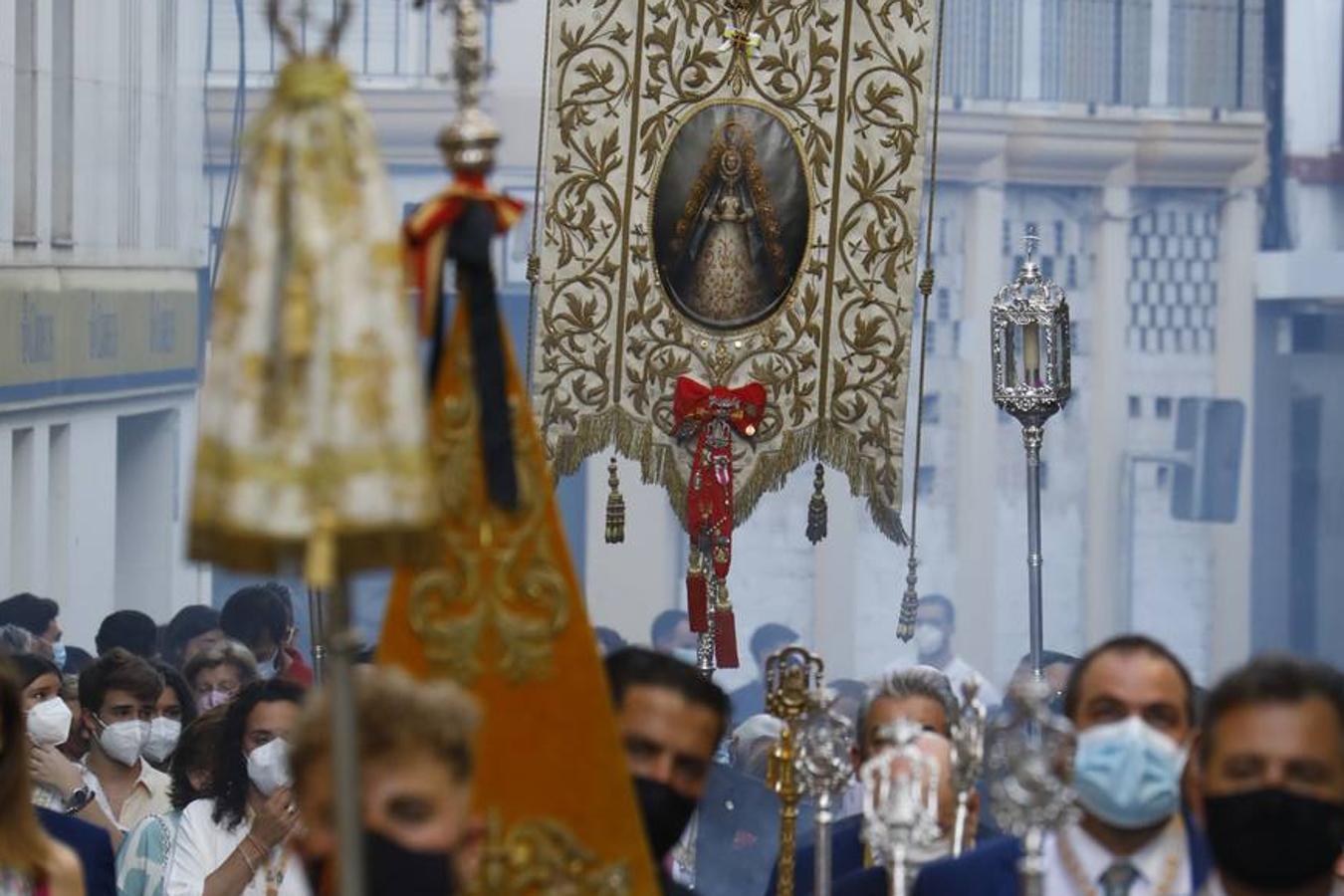 El simpecado del Rocío recupera las calles de Córdoba, en imágenes