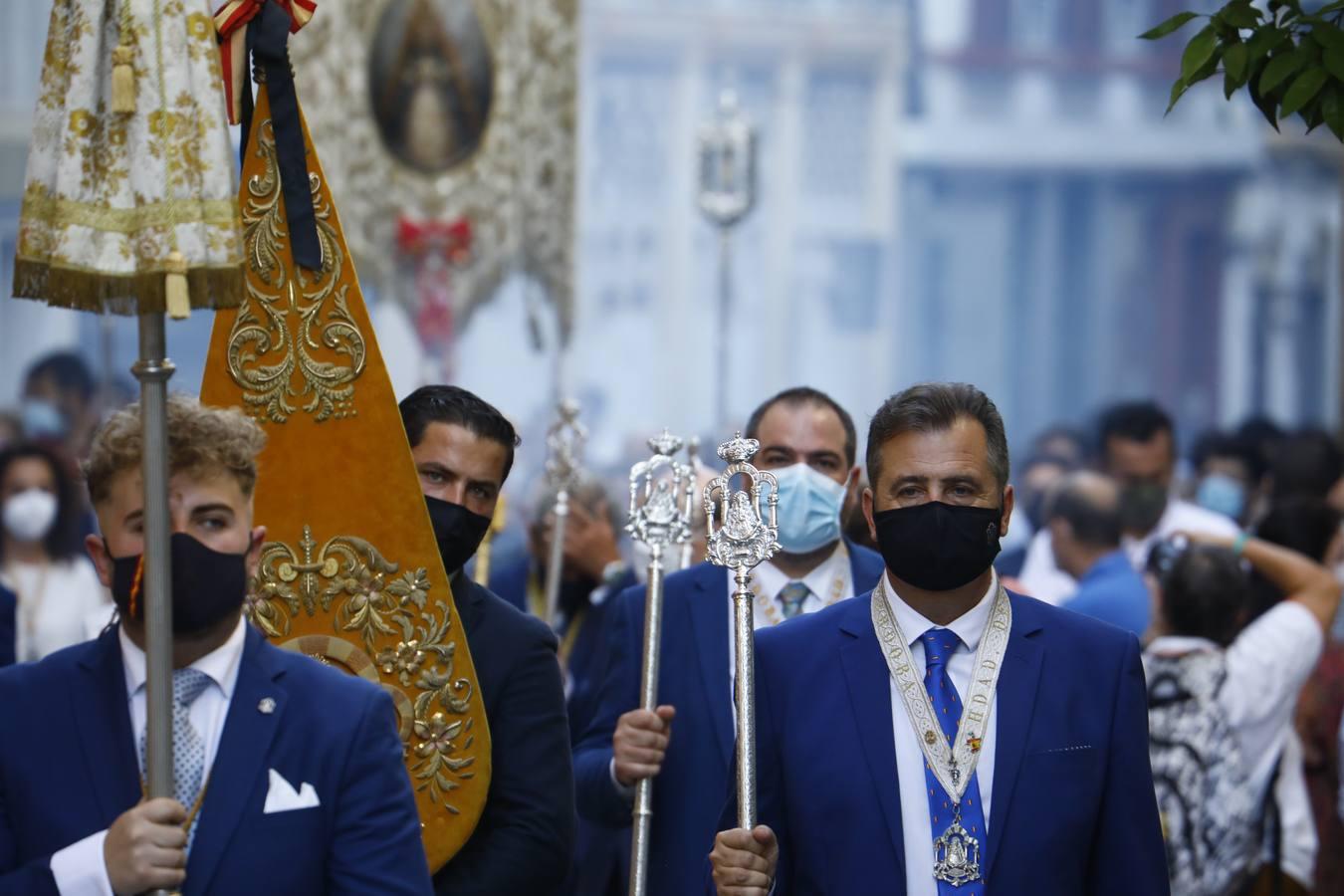 El simpecado del Rocío recupera las calles de Córdoba, en imágenes