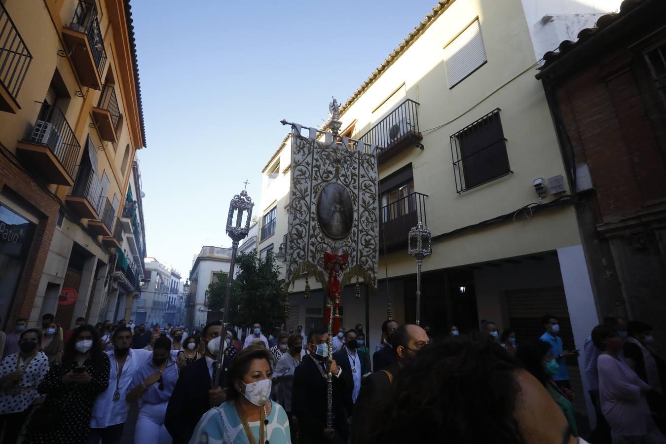 El simpecado del Rocío recupera las calles de Córdoba, en imágenes