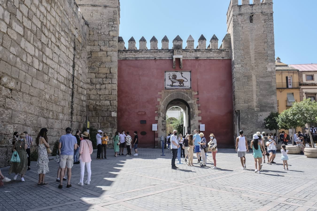 Los turistas vuelven a llenar el Real Alcázar de Sevilla