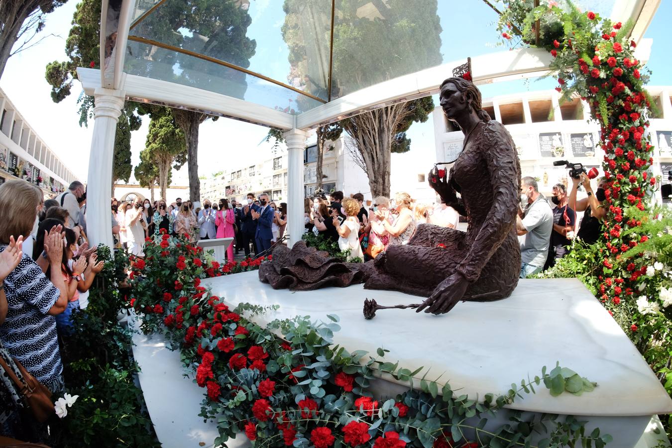 El clan Mohedano rinde homenaje a Rocío Jurado en el 15 aniversario de su muerte en Chipiona