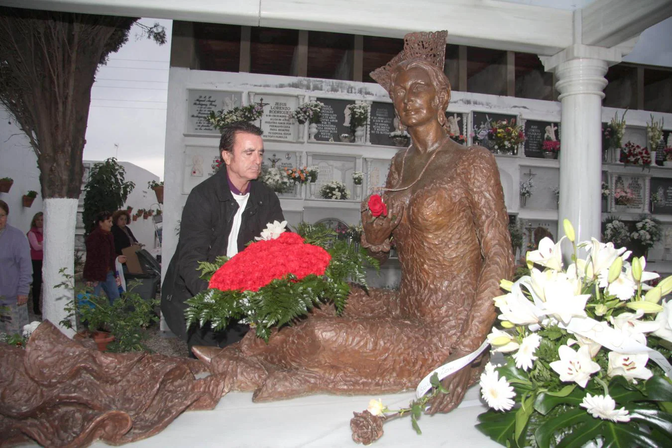 Ortega Cano en la estatua de su mujer, en Chipiona. 
