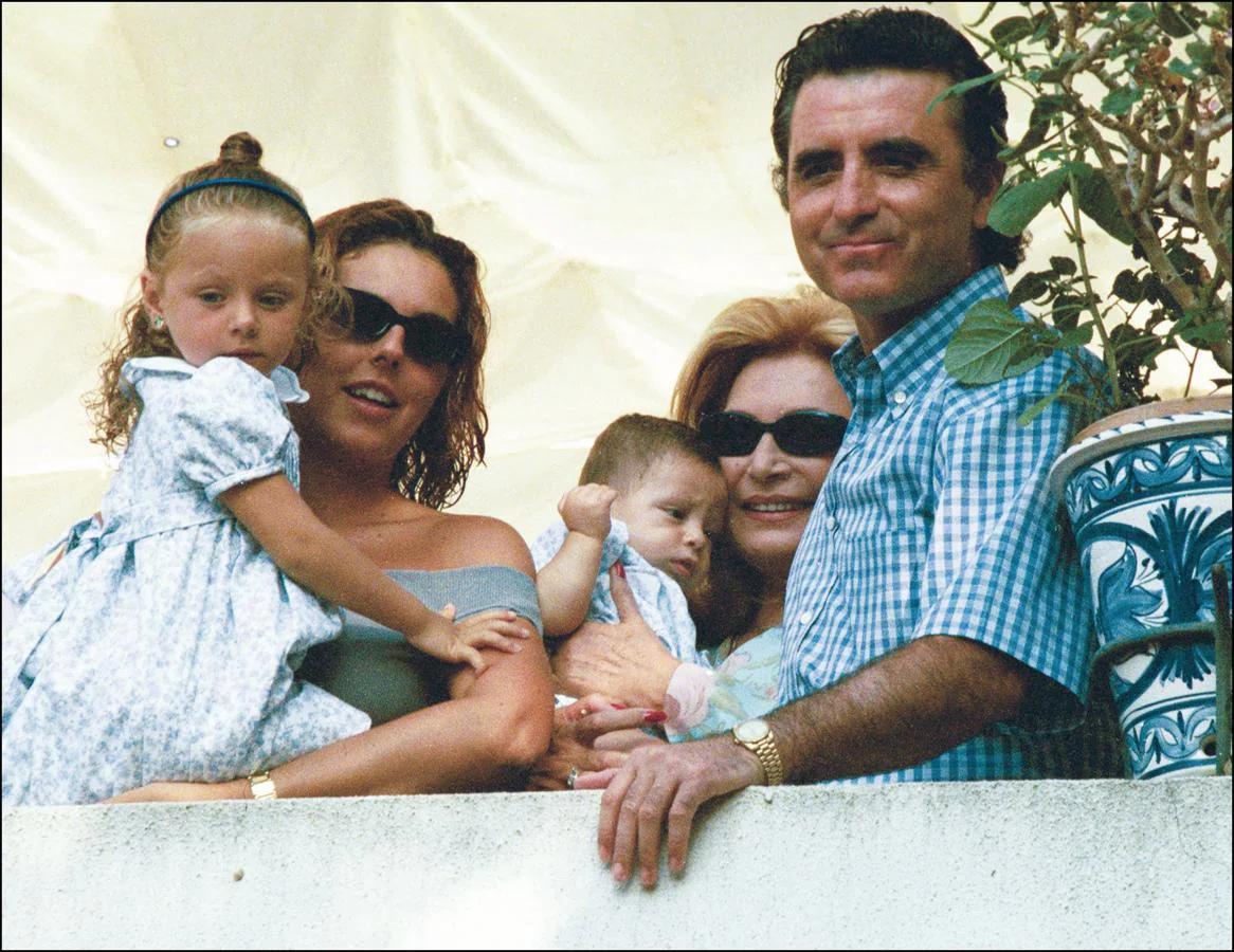 Con sus nietos, Rocío y David Flores. 