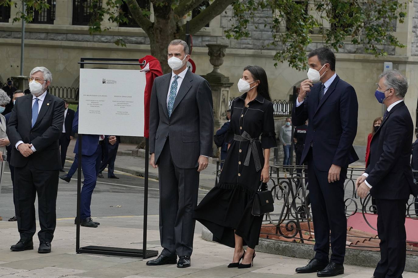 Don Felipe y Doña Letizia junto al presidente del Gobierno, Pedro Sánchez, a su llegada al Centro Memorial de las Víctimas del Terrorismo para presidir su inauguración. 