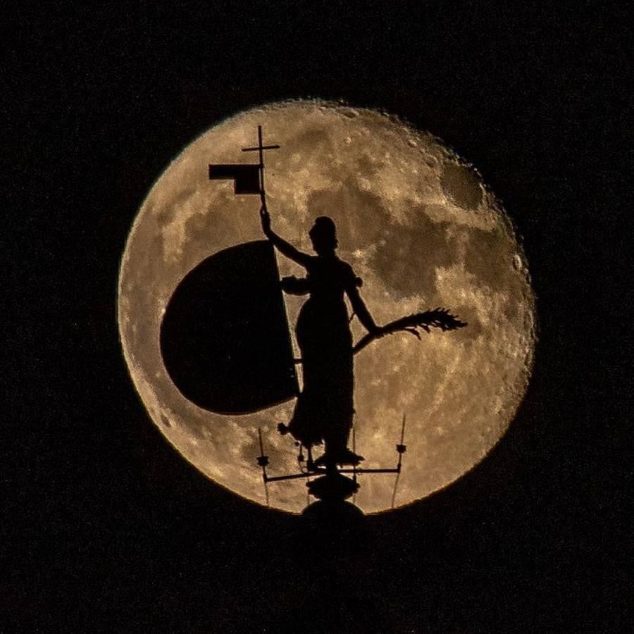 La magia de la Sevilla nocturna, protagonista de las imágenes recibidas en el reto fotográfico de ABC