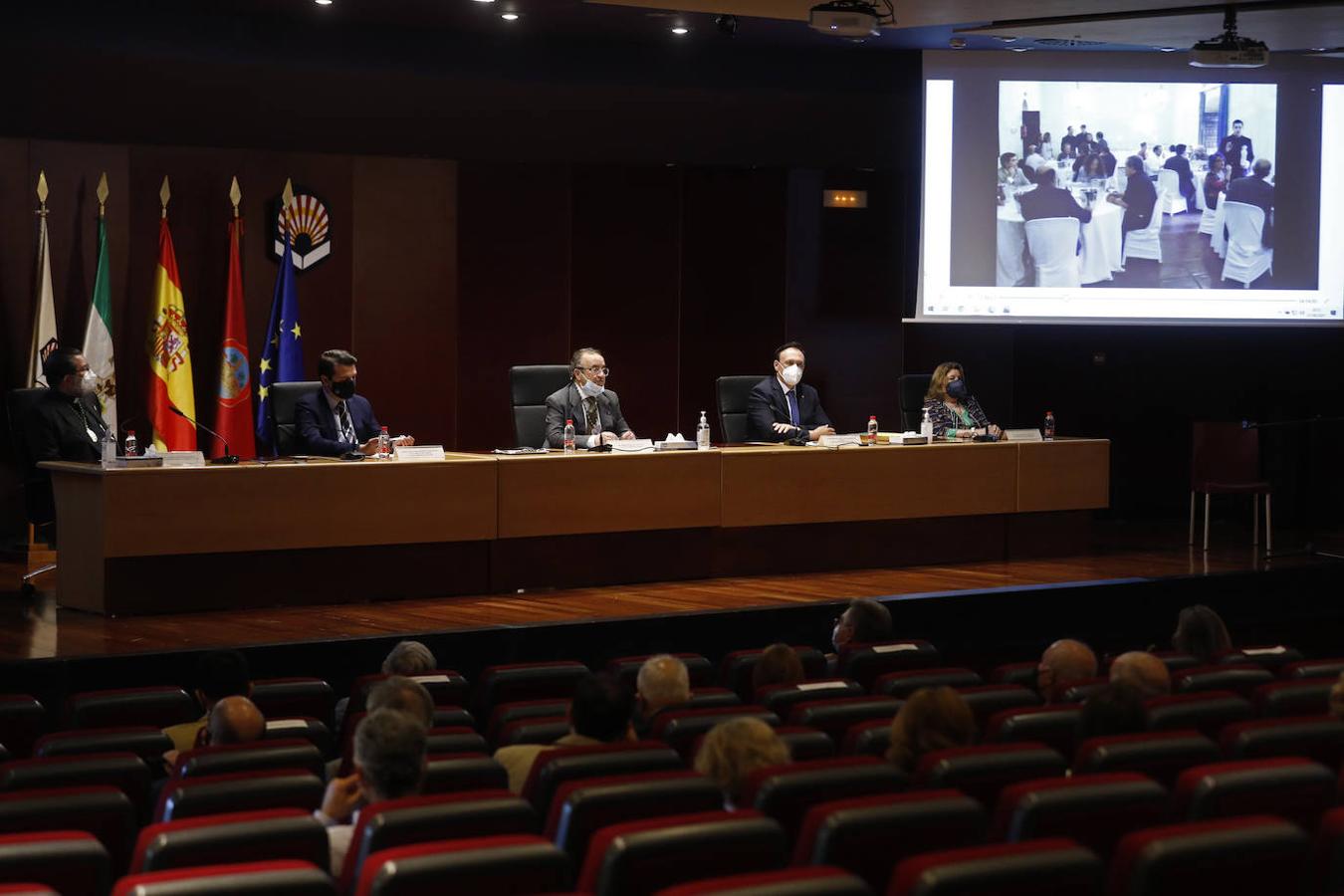 El nombramiento del alcalde de Córdoba como socio de honor del Aula del Vino, en imágenes