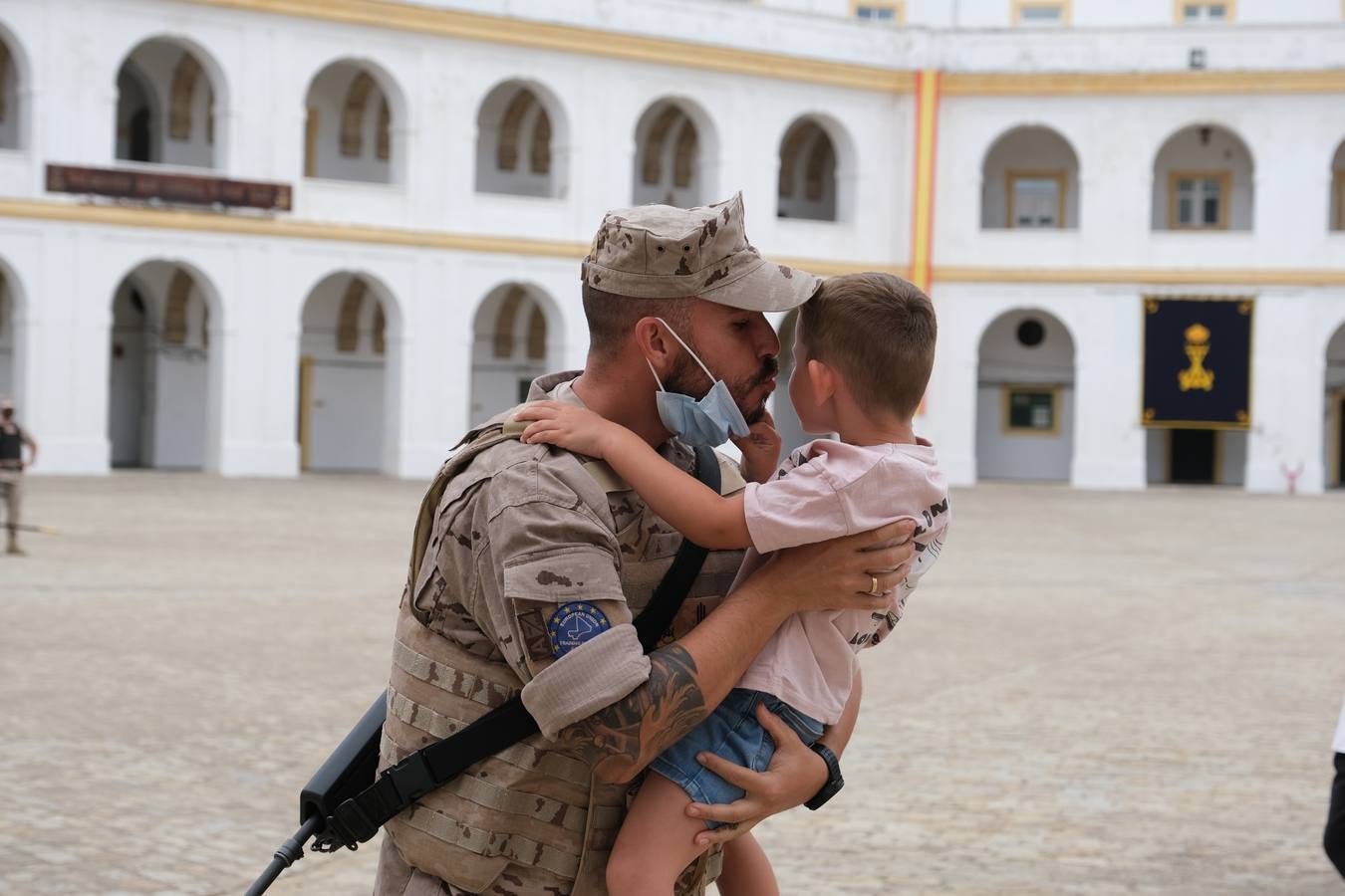 Los infantes de Marina que han llegado de Malí son recibidos en el TEAR