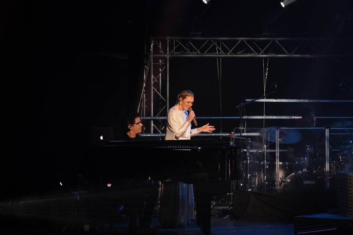 FOTOS: Niña Pastori arranca en el Falla la gira ‘Bajo tus alas’