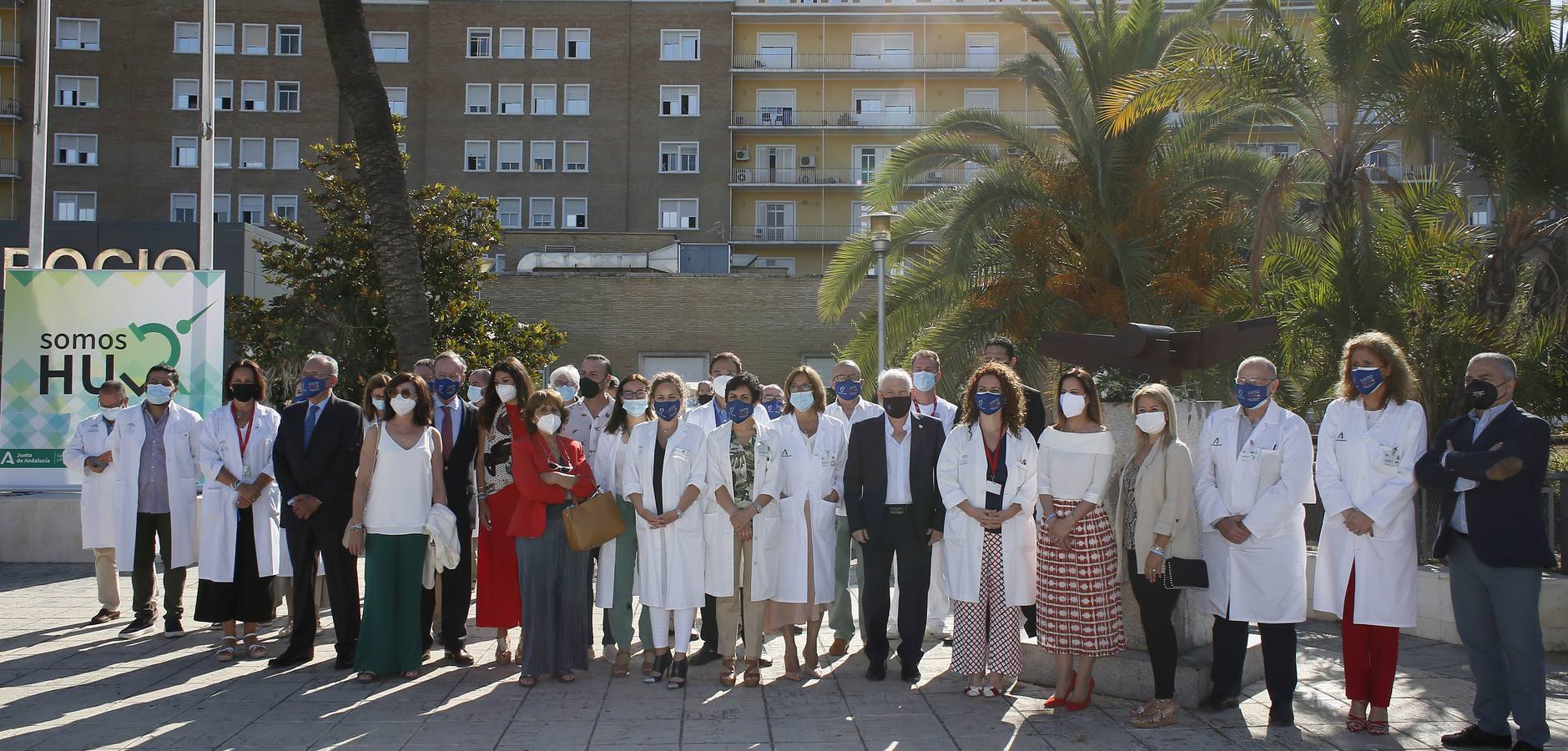 Ofrenda de claveles al monumento al donante en el Hospital Virgen del Rocío