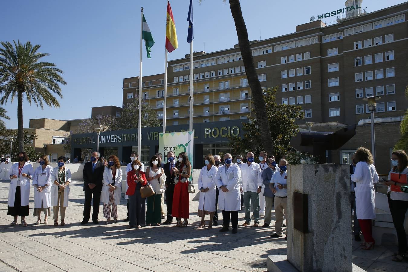 Ofrenda de claveles al monumento al donante en el Hospital Virgen del Rocío