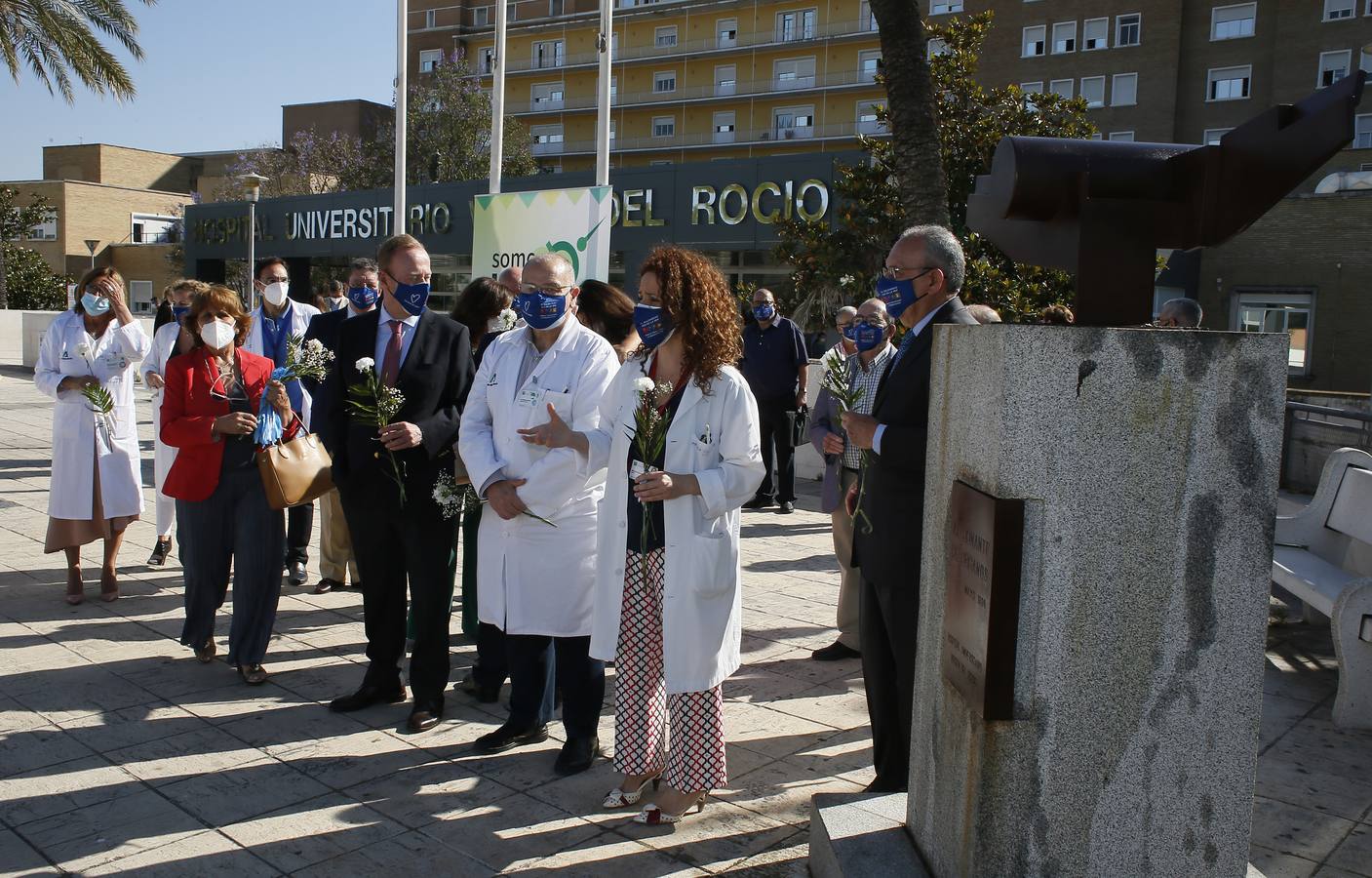 Ofrenda de claveles al monumento al donante en el Hospital Virgen del Rocío