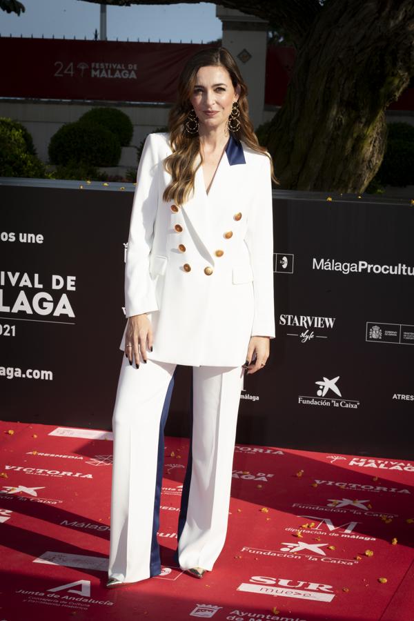 Paula Palacios en la alfombra roja del Festival de cine de Málaga. Con un original traje de chaqueta bicolor.