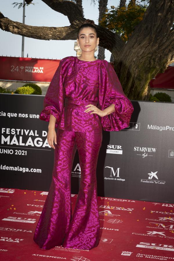 Carolina Yuste en la alfombra roja del Festival de cine de Málaga. Con un llamativo cionjunto con mangas abullonadas y pantalón acampanado de la marca italiana Jijil que combinó con un anillo de dos dedos de la colección de Alta Joyería Messika by Kate Moss y unas criollas con pavé de diamantes, de Messika Paris.