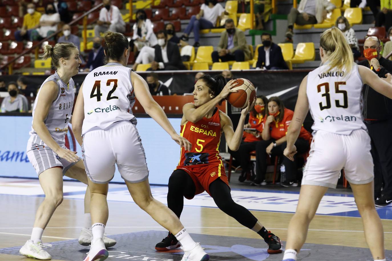 Las mejores imágenes del partido de baloncesto España-Bélgica en Córdoba