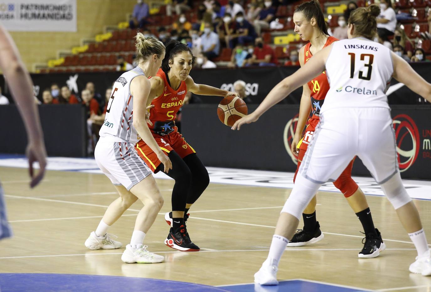 Las mejores imágenes del partido de baloncesto España-Bélgica en Córdoba