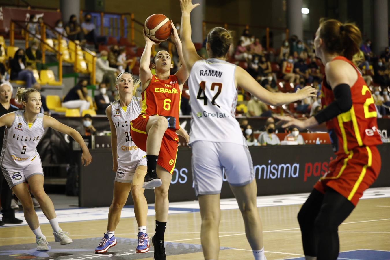 Las mejores imágenes del partido de baloncesto España-Bélgica en Córdoba