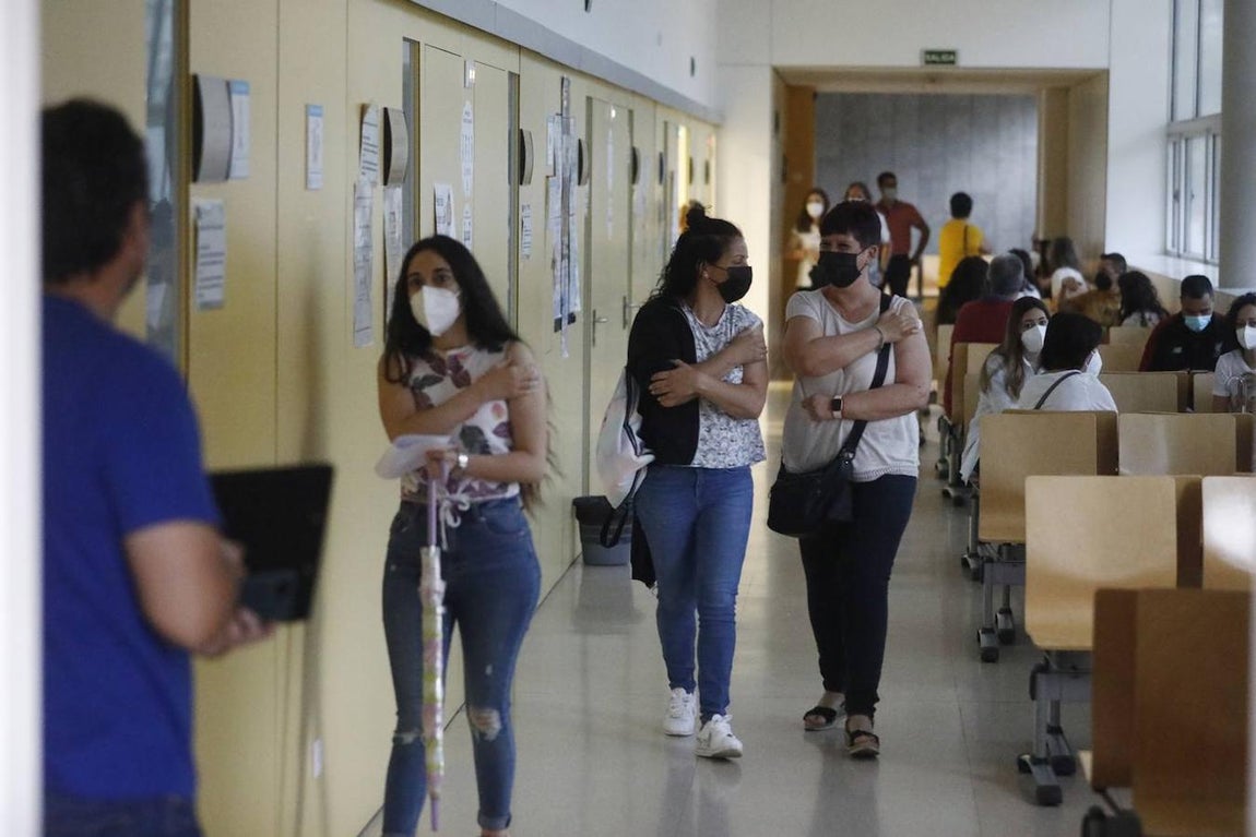 La segunda vacunación de los profesores en Córdoba, en imágenes