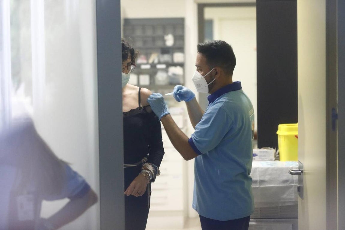 La segunda vacunación de los profesores en Córdoba, en imágenes