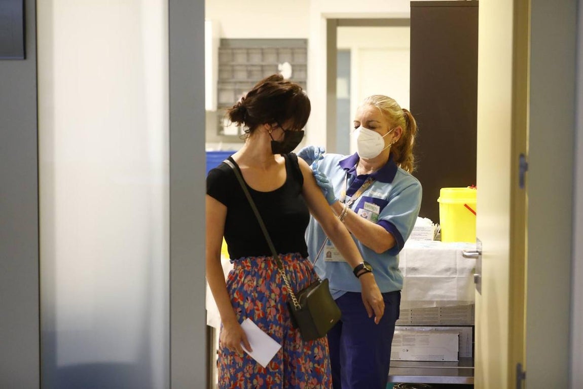 La segunda vacunación de los profesores en Córdoba, en imágenes