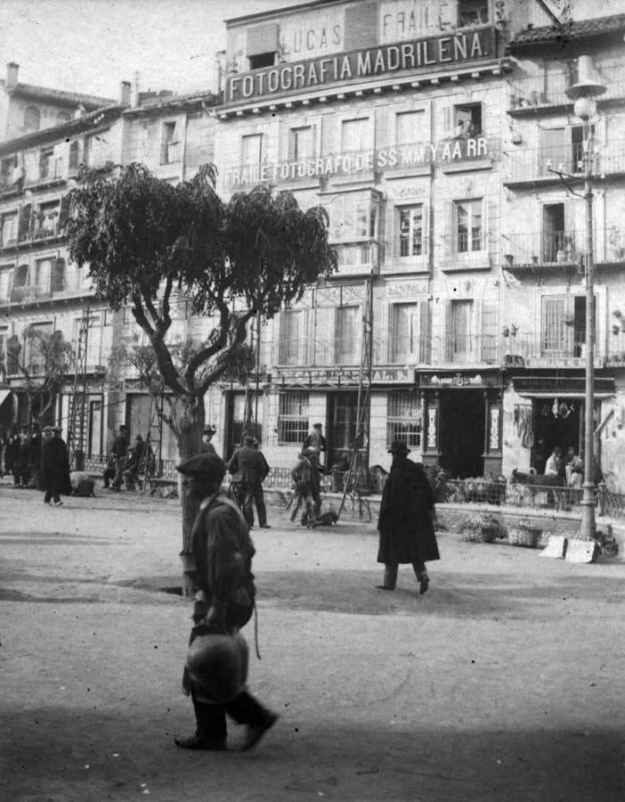 Plaza de Zocodover fotografiada por Pedro Román Martínez en 1905. A pie de calle, el Café Imperial. Arriba, la galería de Lucas Fraile. Casualmente, en un balcón hay dos personas, quizá una de ellas sea el propio fotógrafo. Archivo Municipal de Toledo. Colección Luis Alba. 