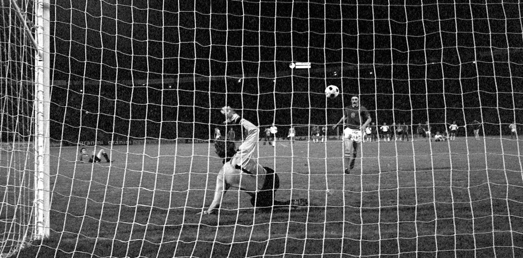 Panenka o ‘cucchiaio’. El lector bien sabe lo que es un penalti lanzado a lo Panenka. Quizá no sepa que el primer penalti rozado con sutileza al centro del arco sucedió en una final de Eurocopa. Checoeslovaquia y Alemania Federal (dos naciones que ya no existen como tal) se disputaba el título en la también extinta Yugoslavia. El partido acabó 2-2; iba a ser la primera final que se decidiera por penaltis. El último lanzamiento desde los 11 metros de la tanda podía decidir el título de 1976 para los checoslovacos. El 7 checo disparó flojo, picadito y al medio; gol y campeonato. Sepp Maier (uno de los mejores porteros de la historia), incrédulo, yacía desvanecido en un lateral del marco. Antonin Panenka, un jugador decente pero no extraordinario, había pasado a la historia por un toque tan inteligente como infantil en aquella noche de Belgrado. Alemania Federal, como siempre, regresó pronto al éxito. En la próxima edición (Italia 80) levantaría su segunda copa continental. 24 años después, en el Ámsterdam Arena, Francesco Totti rememoró al mediocentro checo. Semifinales, 0-0 entre Países Bajos e Italia. Penaltis, Van der Saar bajo palos. Roberto Baggio le dijo al capitán de la Roma que tenía miedo en los momentos previos al inicio de la tanda. «Nun te preoccupá, mo je faccio er cucchiaio», le respondió Totti. Pese a los intentos de Maldini para que no hiciera el bobo que se estaban jugando el pase a la final, Francesco, como siempre, hizo lo que quiso. El 10 se encaminó cabizbajo hacia el punto de penalti, colocó el balón con calma, levantó la cabeza, le hizo una burlesca cuchara al guardameta del Fulham y envió a su equipo a la final. El talento y la ingenuidad de Totti jamás conocieron límites algunos.