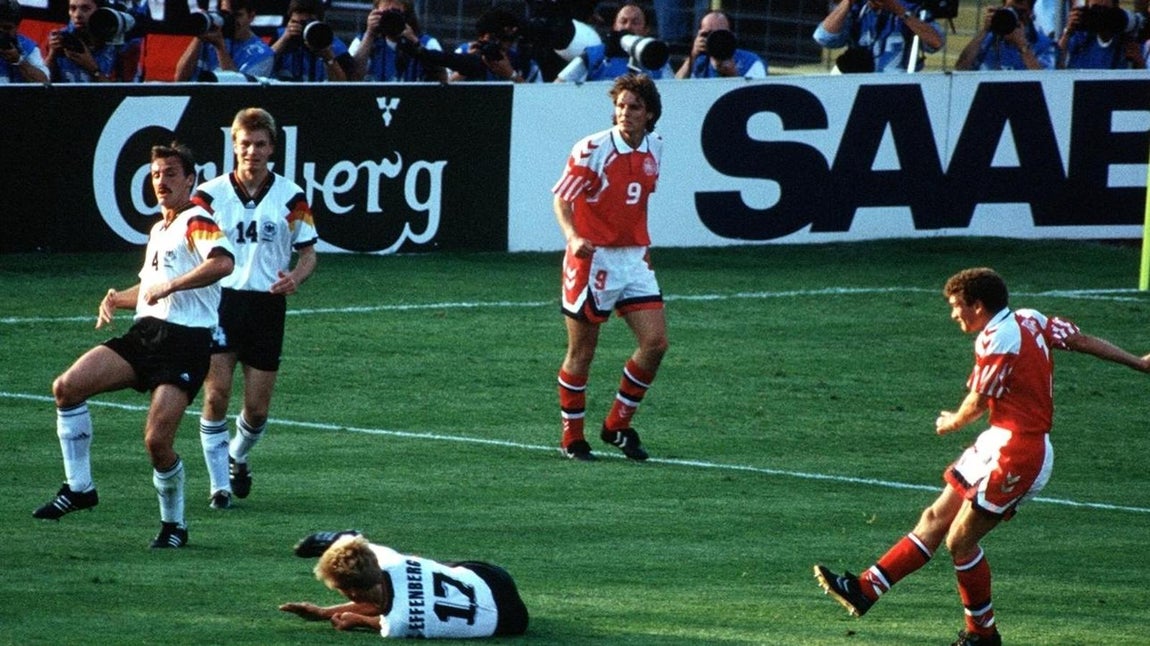 Casualidad nórdica. La selección danesa estaba de vacaciones en el verano de 1992. No se habían clasificado para la Eurocopa de Suecia y sus mejores jugadores, los hermanos Laudrup, habían dejado el equipo nacional debido al juego ramplón y defensivo que proponía su entrenador Richard Møller Nielsen. Pero la fortuna aguardaba a la vuelta de la esquina. La Guerra de los Balcanes propició la expulsión de Yugoslavia y Dinamarca ocupó su lugar. El juego ramplón y defensivo, el muro de Schmeichel y la calidad de Brian Laudrup (que volvió para el torneo) eliminaron en semifinales al máximo favorito, la campeona del 1988, la Holanda de Van Basten, Gullit y Bergkamp. Un 2-0 a Alemania en la final supuso la primera e inesperada Eurocopa para los daneses. Michael Laudrup, el mejor jugador de la historia de DInamarca junto a Schmeichel, no jugó aquel torneo. Otra peculiaridad de Suecia 92 es la primera (y última) participación de la selección de fútbol de la Comunidad de Estados Independientes, un equipo creado para esta Eurocopa tras la reciente desaparición de la Unión Soviética. No pasaron la fase de grupos, pero lograron dos meritorios empates ante Países Bajos y Alemania.
