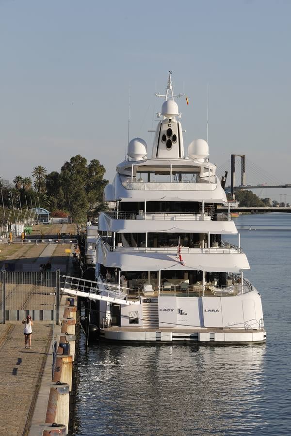 El megayate &#039;Lady Lara&#039; ya luce en el puerto de Sevilla