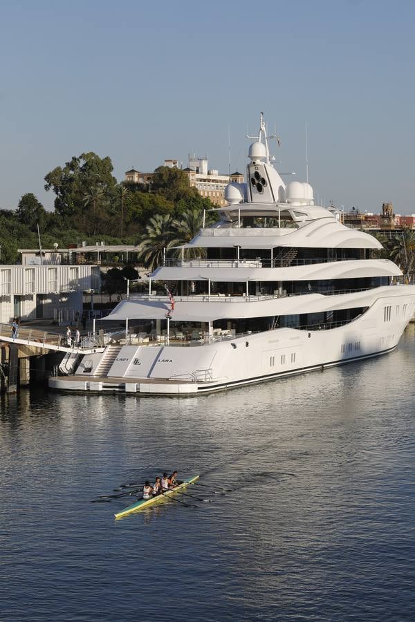 El megayate &#039;Lady Lara&#039; ya luce en el puerto de Sevilla