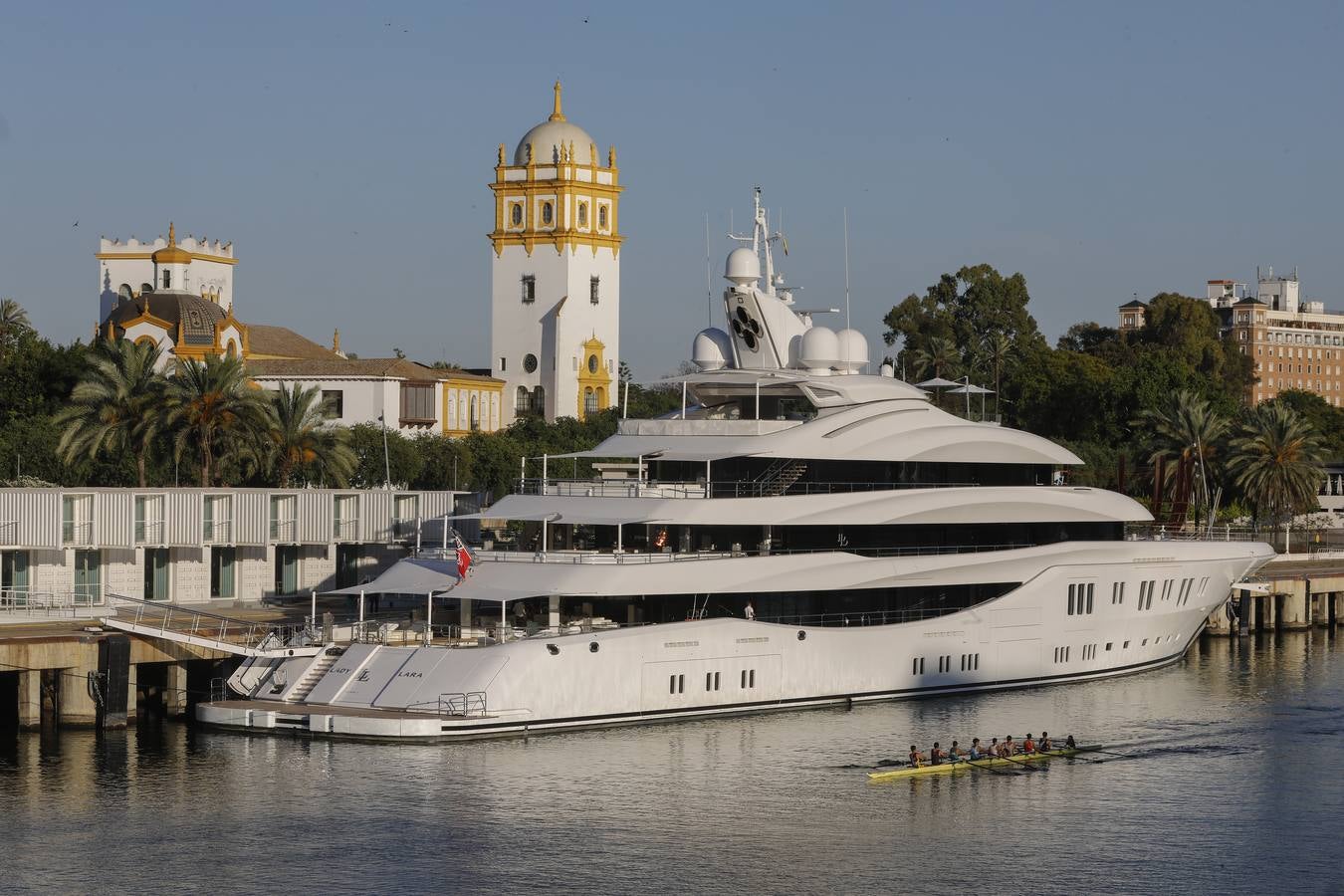 El megayate &#039;Lady Lara&#039; ya luce en el puerto de Sevilla