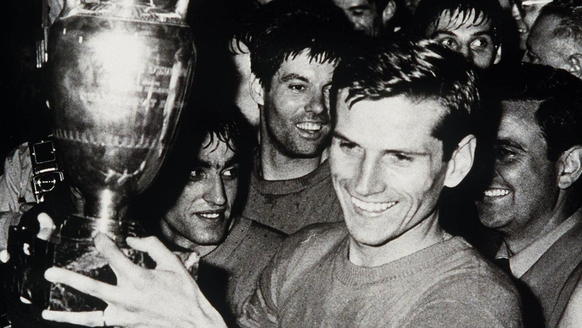 Fortuna Azzurra. En 1968 se celebraba la tercera edición de la Eurocopa. Aún como un torneo en pañales y en estado de experimentación, la fase final solo la disputaban cuatro selecciones. La anfitriona, Italia, disputaba las semifinales en un San Paolo repleto ante Yugoslavia. Italia, por aquel entonces descubriendo el catenaccio, propuso un fútbol rácano y defensivo, seña de identidad que posteriormente construiría su futuro. Ni los 90 minutos ni la prórroga contemplaron un gol. En esta época todavía no existían las tandas de penaltis; en caso de empate, replay. Pero la final era solo dos días después; la solución fue sencilla, incluso salomónica: una moneda al aire decidiría el finalista. Los capitanes y el árbitro se encerraron en un vestuario del estadio napolitano y el azar decidió el pase de Italia a la final. Quizá, decidir tu futuro mediante un juego de azar en la ciudad de la camorra no sea la mejor idea. Nunca sabremos lo que realmente sucedió en aquel cuarto. El capitán transalpino, la leyenda interista Giancinto Facchetti, salió corriendo al césped de San Paolo para transmitir la noticia a una afición que no sabía muy bien qué pasaba. Obviamente, la Azzurra acabó ganando la Eurocopa, la única que desde entonces habita en sus vitrinas. Aquella Italia estaba comandada por Gigi Riva, leyenda del Cagliari, el único hombre que ha hecho campeón de Serie A al club sardo. El delantero marcó en la final del Olímpico de Roma ante Yugoslavia, un partido que acabó 2-0. La otra pieza angular de aquel equipo era Giani Rivera, balón de oro e hito milanista que no jugó la final debido a una lesión.