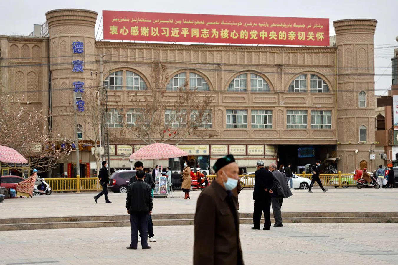«Sincero agradecimiento por su cuidado al presidente Xi Jinping como núcleo del Comité Central del Partido Comunista», reza este cartel de la propaganda en el centro de Kashgar congratulándose de la seguridad que ha traído la campaña antiterrorista. 