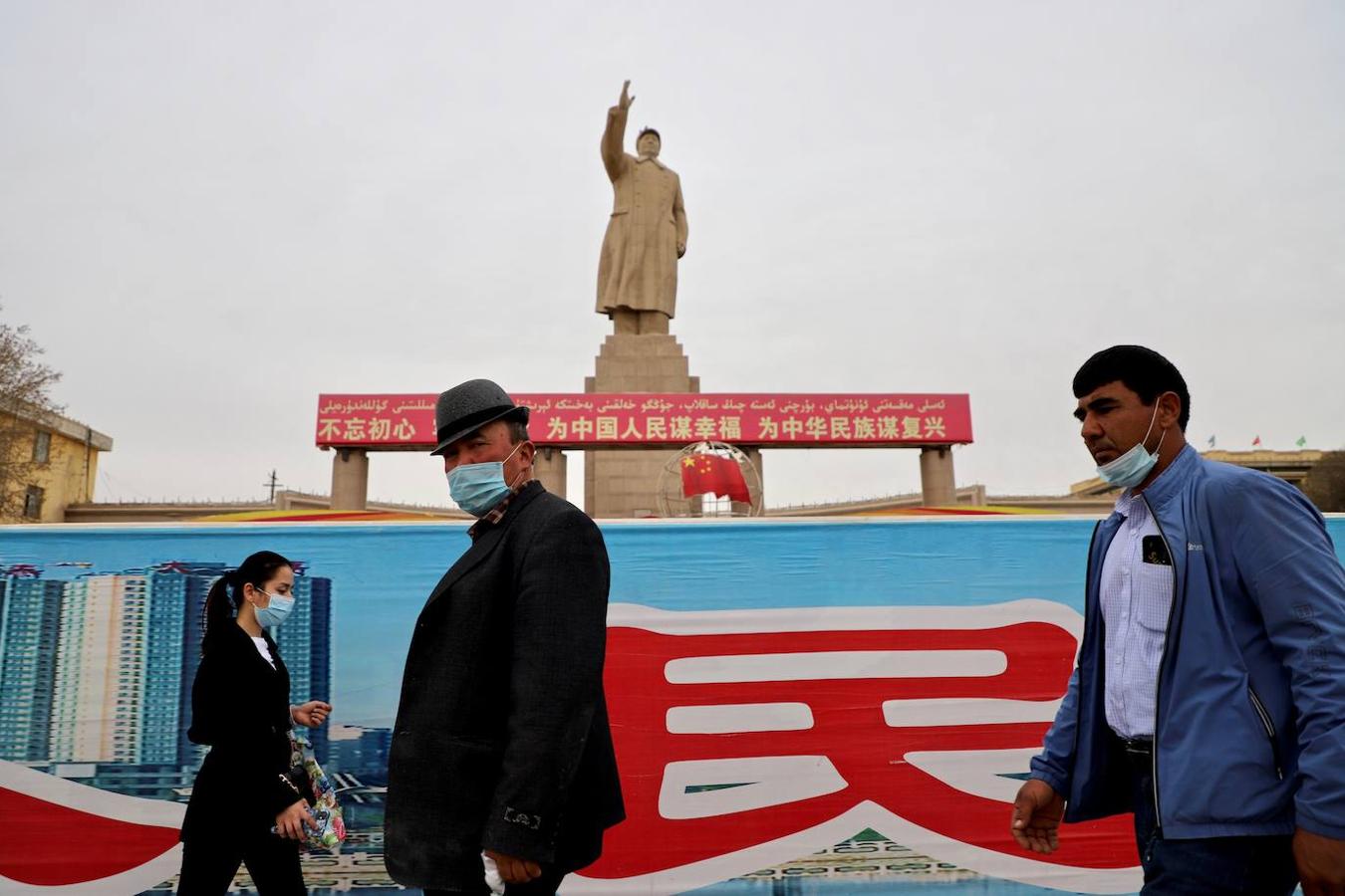 La estatua de Mao Zedong, fundador del régimen comunista chino, preside la plaza del centro de Kashgar, segunda ciudad más importante de la convulsa región musulmana de Xinjiang. 