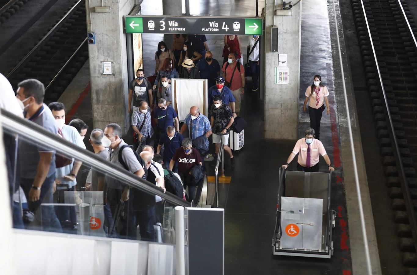 El regreso de los viajeros a la estación de AVE de Córdoba, en imágenes