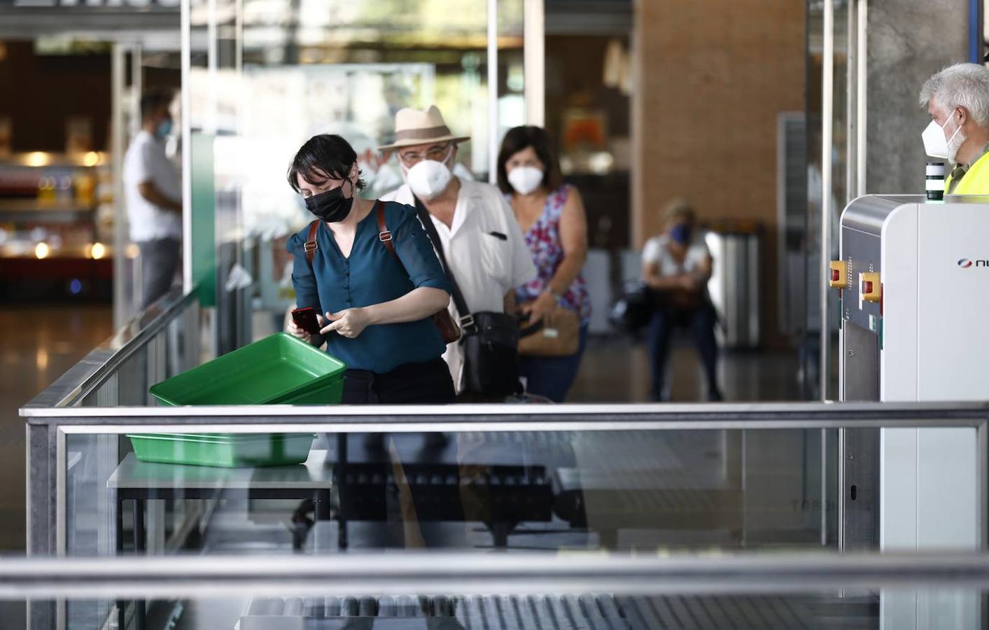 El regreso de los viajeros a la estación de AVE de Córdoba, en imágenes